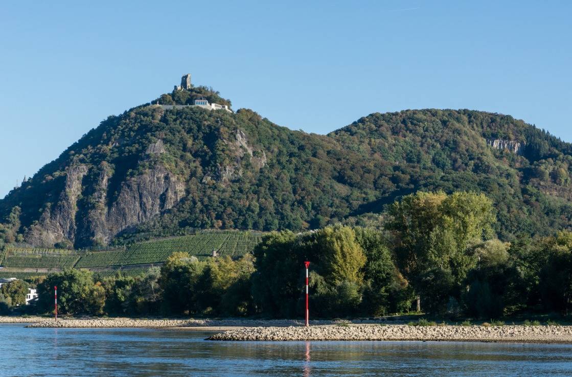 Blick auf Drachenfels und das Siebengebirge.