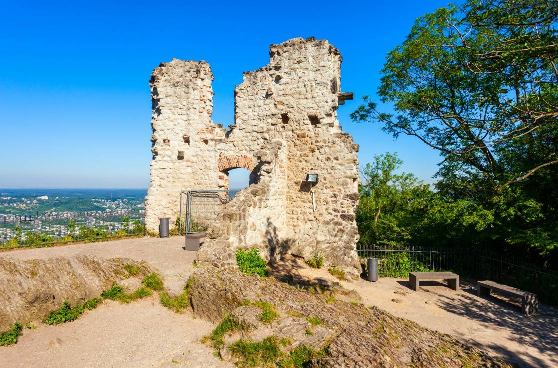 Die Ruinen der Burg auf dem Drachenfels.