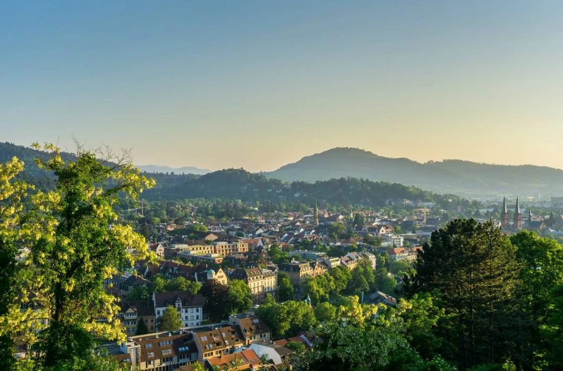 Bergpanorama vor Freiburg im Breisgau.