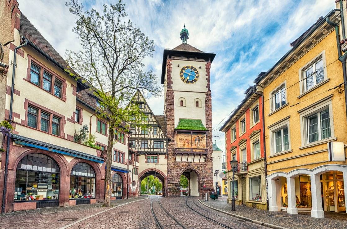 Freiburgs Innenstadt mit historischen Gebäuden.