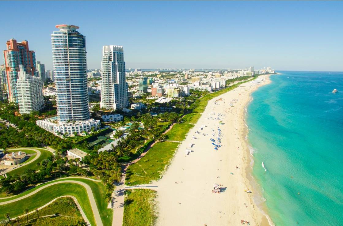 Miami Beach am Stadtrand mit Wolkenkratzern.
