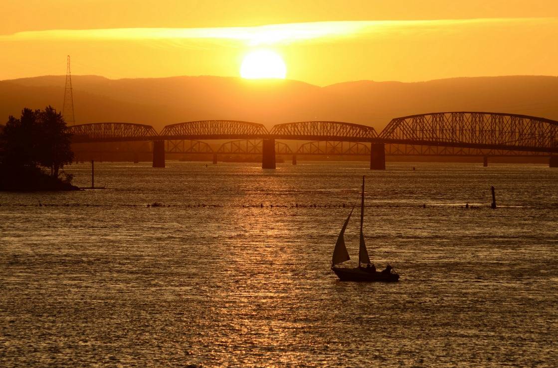 Boote in Portland bei Sonnenuntergang.