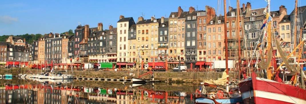 Häuser am Hafen einer kleienn Stadt bei Le Havre.