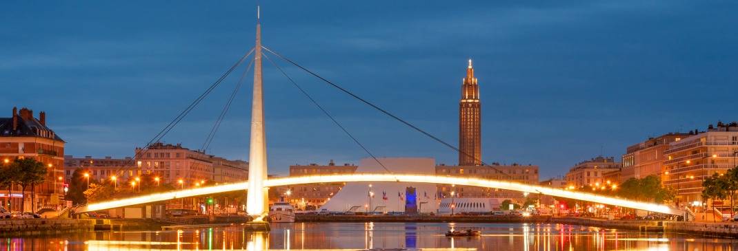 Die berühmte lange Brücke von Le Havre am Abend.