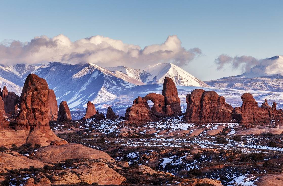 Der schneebedeckte Arches Nationalpark in Utah.