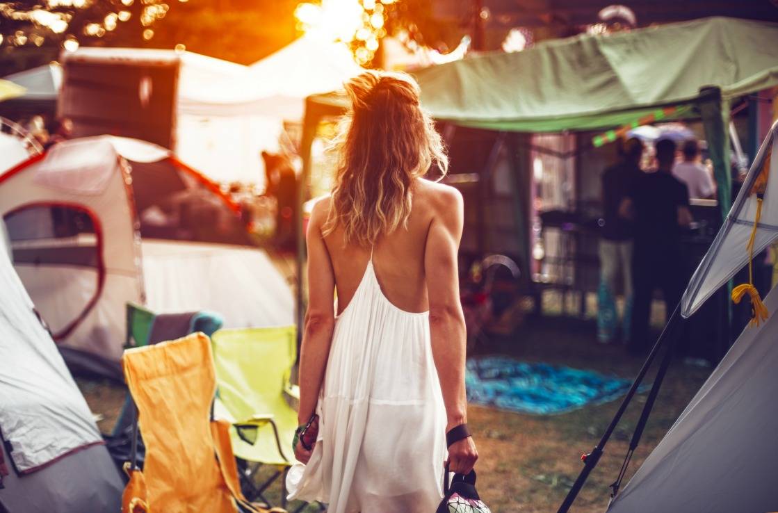 Frau im Hippie-Outfit bei Coachella.