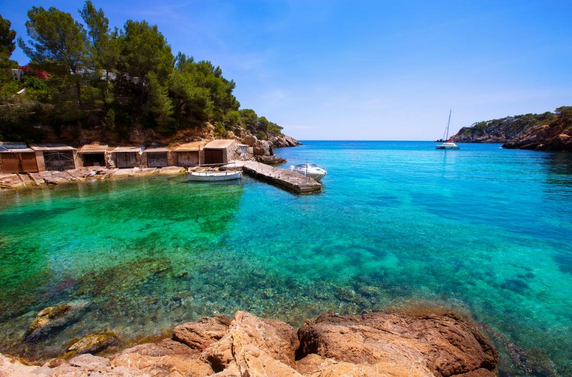 Türkisblaues Meer am Cala Mastella Strand auf Ibiza.