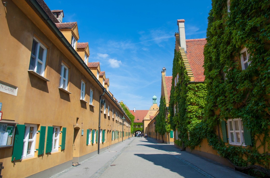 Fuggerei in Augsburg im Sommer