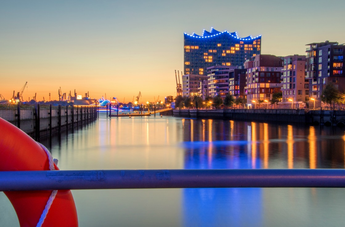 Der Hamburger Hafen am Abend