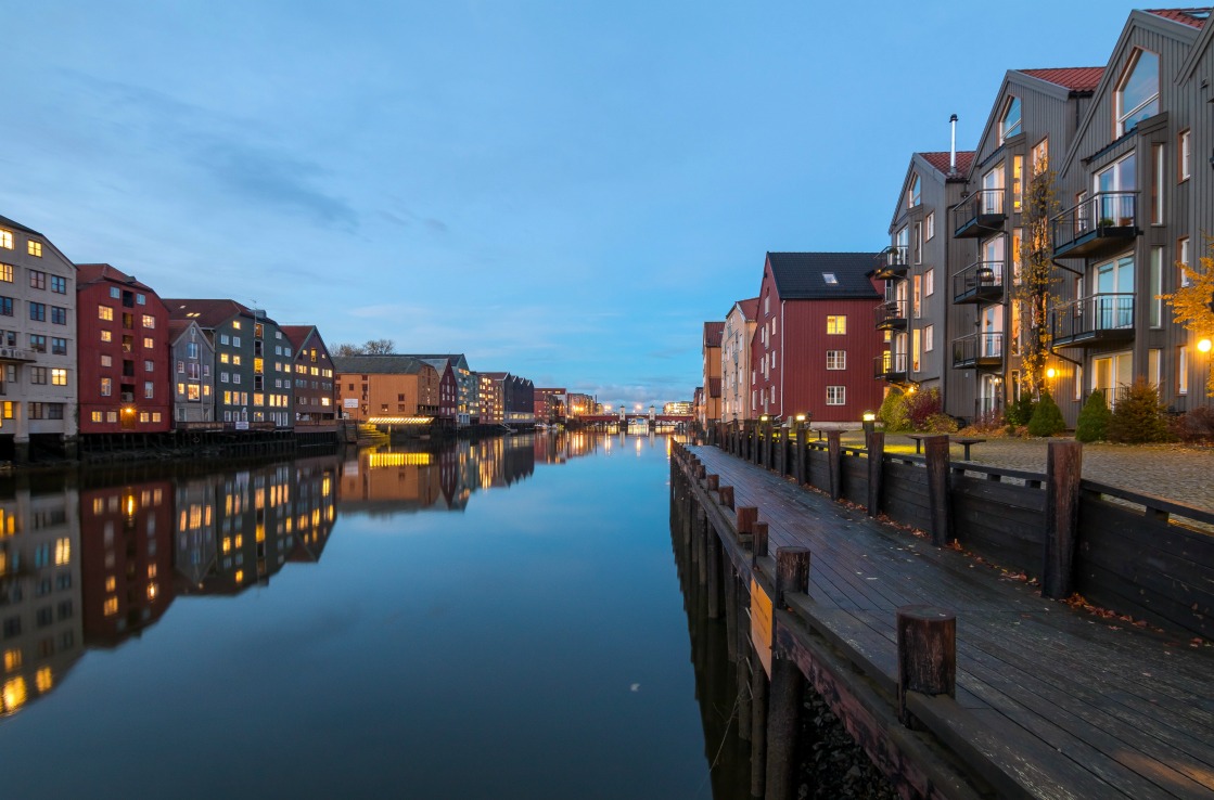 Bunte Häuser in Trondheim in Trondelag am Abend