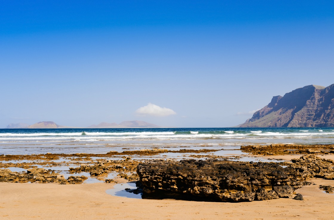 Playa de Famara im Sommer auf Lanzarote