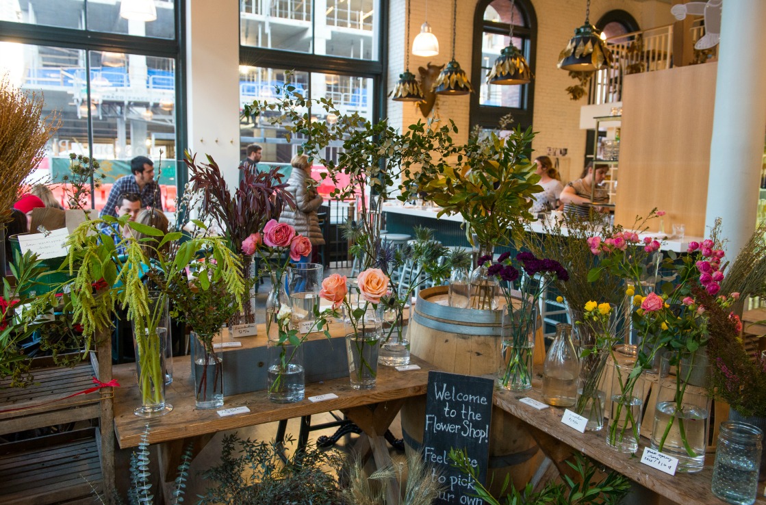 The London Pane’s flower cart brightens the dining ambience. 