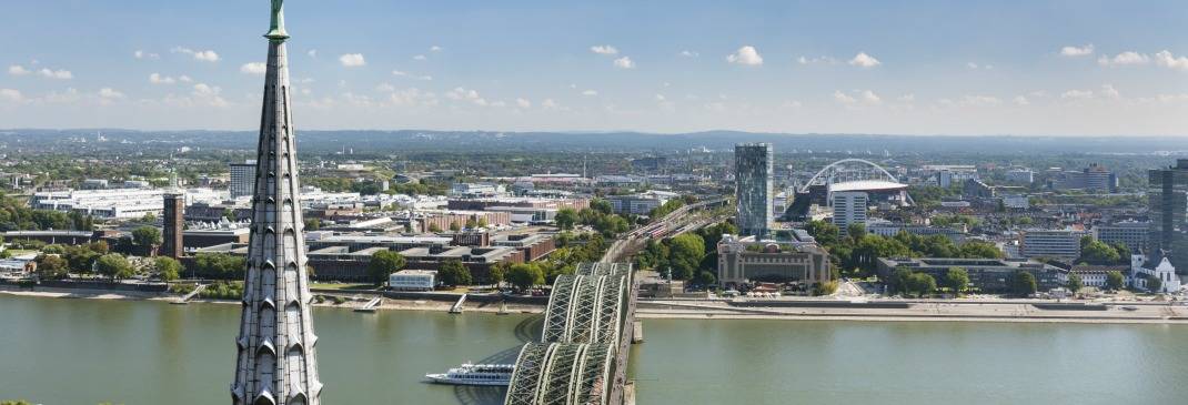 Blick auf den Rhein mit Köln im Hintergrund