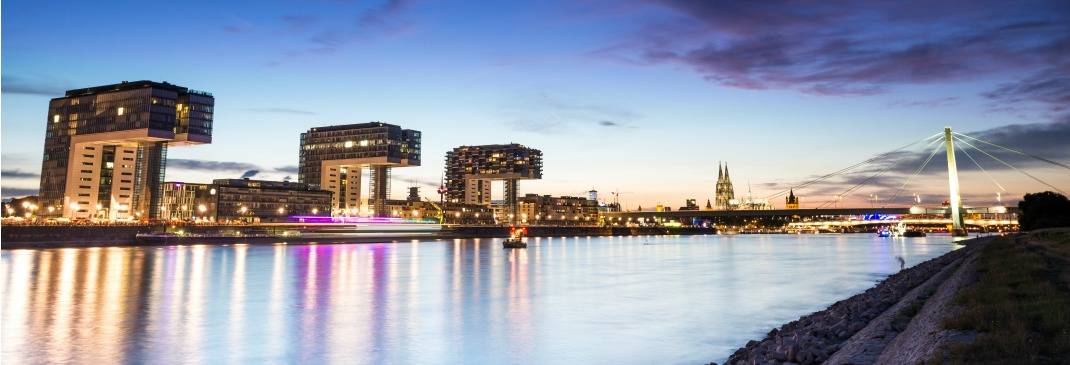 Rhein in Köln am Abend