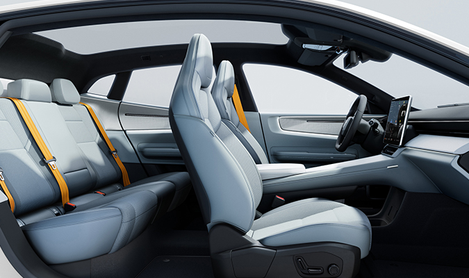 interior polestar 4 com bancos brancos e cintos de seguraça laranjas da Hertz Portugal